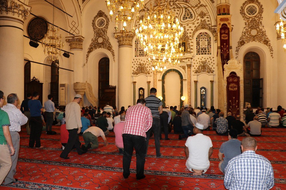 İzmir’de İlk Teravih Namazı Kılındı