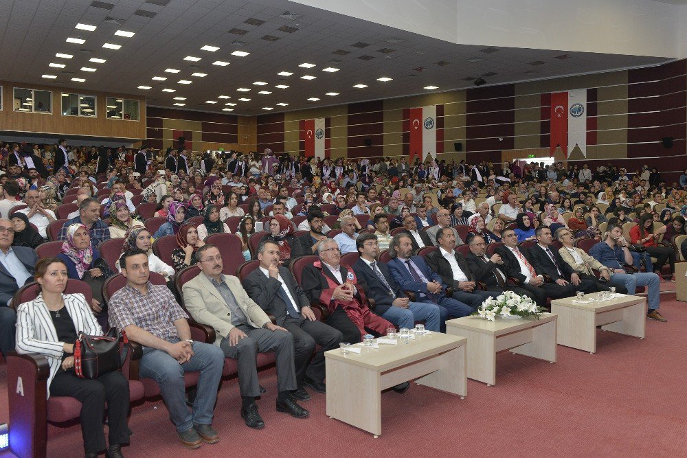 Kmü’de Edebiyat Ve Fen Fakültesi Öğrencilerinin Mezuniyet Sevinci