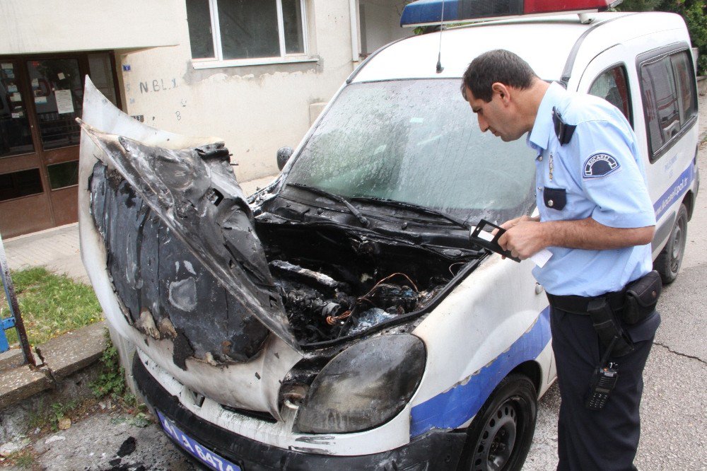 Park Halindeki Polis Aracı Yanarak Küle Döndü