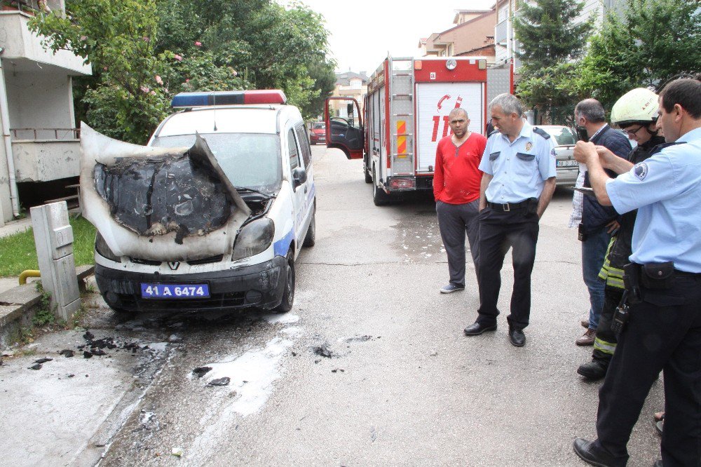 Park Halindeki Polis Aracı Yanarak Küle Döndü