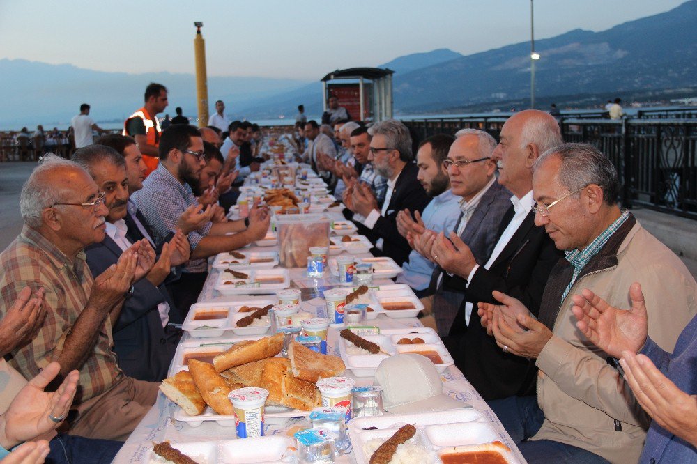 İskenderun’da İskelede İlk İftar Yapıldı