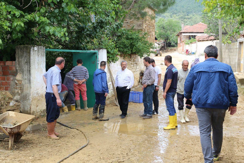 Sel Basan Yunuslar Mahallesi’ne Burhaniye Belediyesi’nden Destek