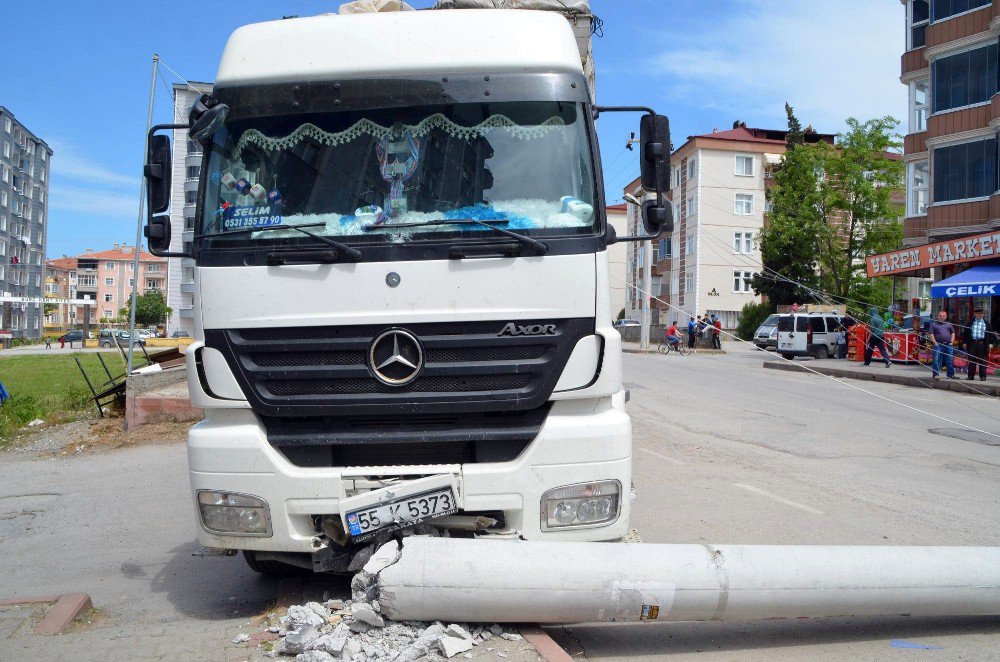 Park Halindeki Kamyon Elektrik Direğini Yıktı