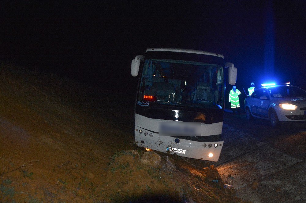 Farları Bozulan Yolcu Otobüsü Su Kanalına Düştü