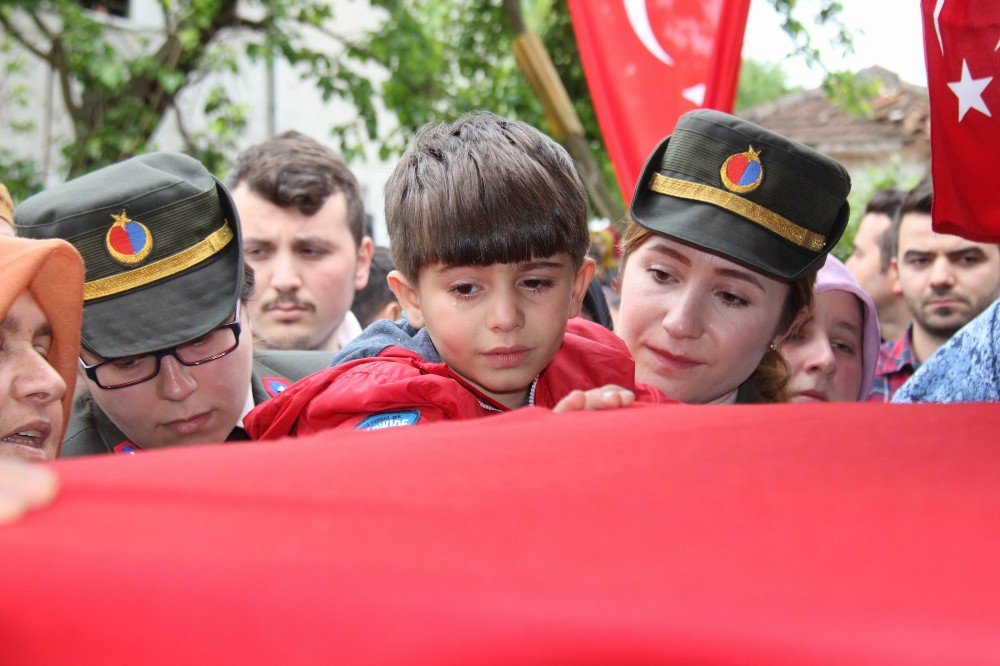 Şehit Eşi Ebru Özdemir: “Yeşil Gözlüm Sen Peygambere Komşu Mu Oldun?”