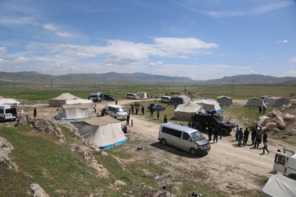 Tuşba’da Görüntü Ve Çevre Kirliliğine Yol Açan Çadırlara Geçit Yok