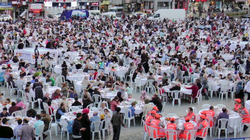 Zeytinburnu Meydanı’nda Binlerce Kişi İftar Sofrasında Buluştu