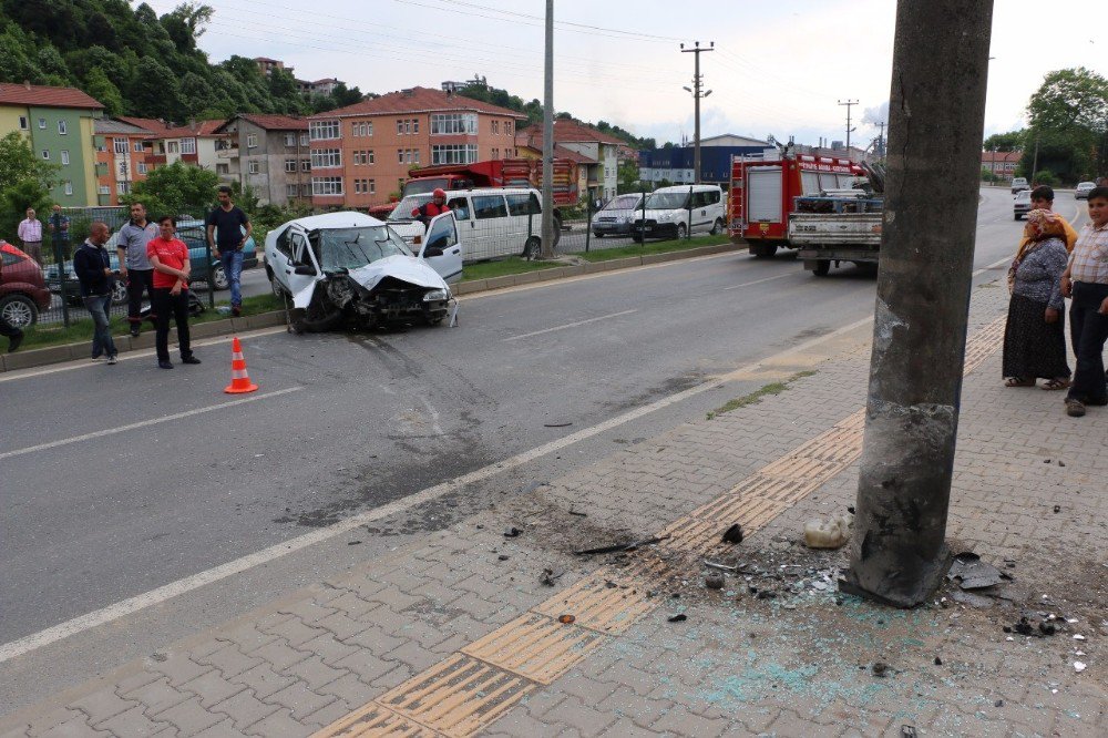 Direksiyon Hakimiyetini Kaybetti, Önce Direğe Sonra Refüje Çarptı