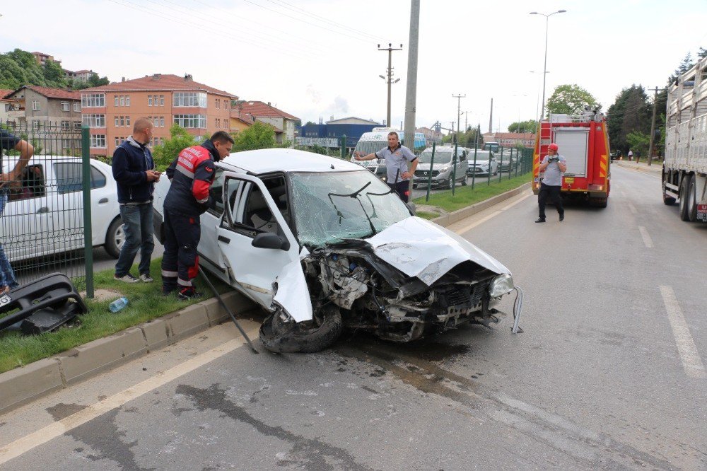 Direksiyon Hakimiyetini Kaybetti, Önce Direğe Sonra Refüje Çarptı