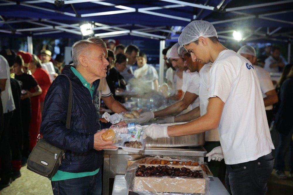 Antalyalılar İftarı Büyükşehir Sofrasında Açtı