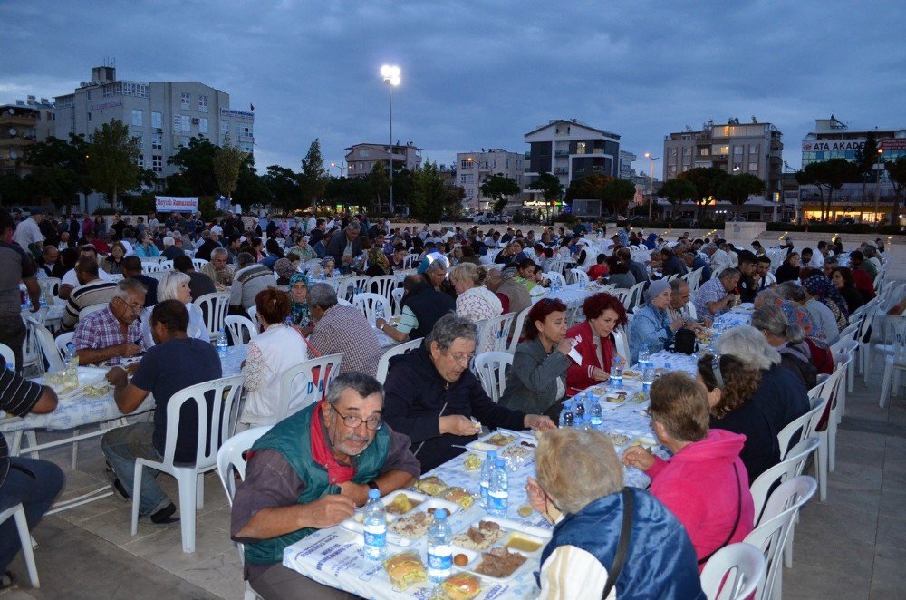 Aydın Büyükşehir Didim’de İftar Çadırı Kurdu