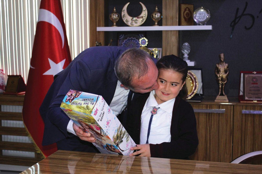 Fotoğraf Tutukunu Yaren Başkan Şahiner’in Fotoğraflarını Çekti