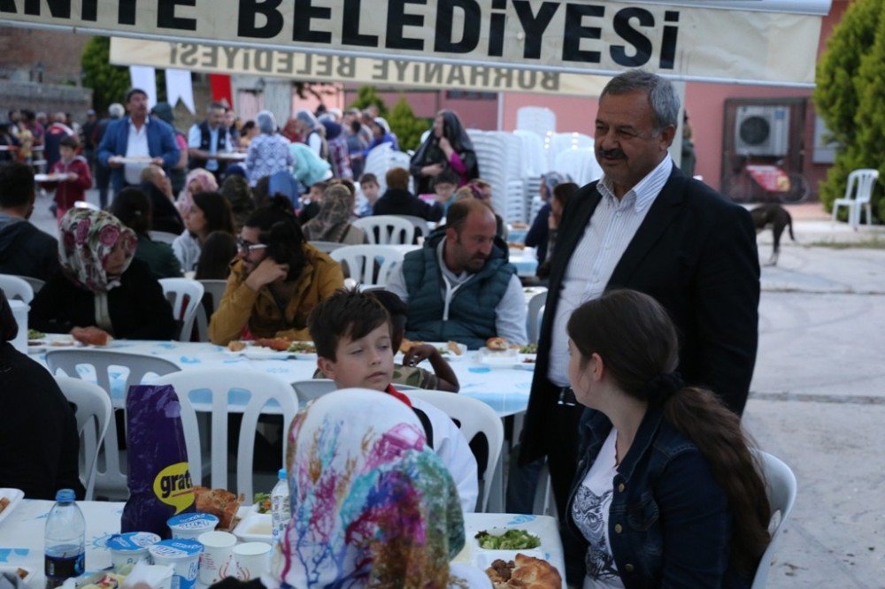 Başkan Uysal, İlk İftarda Vatandaşlarla Bir Araya Geldi