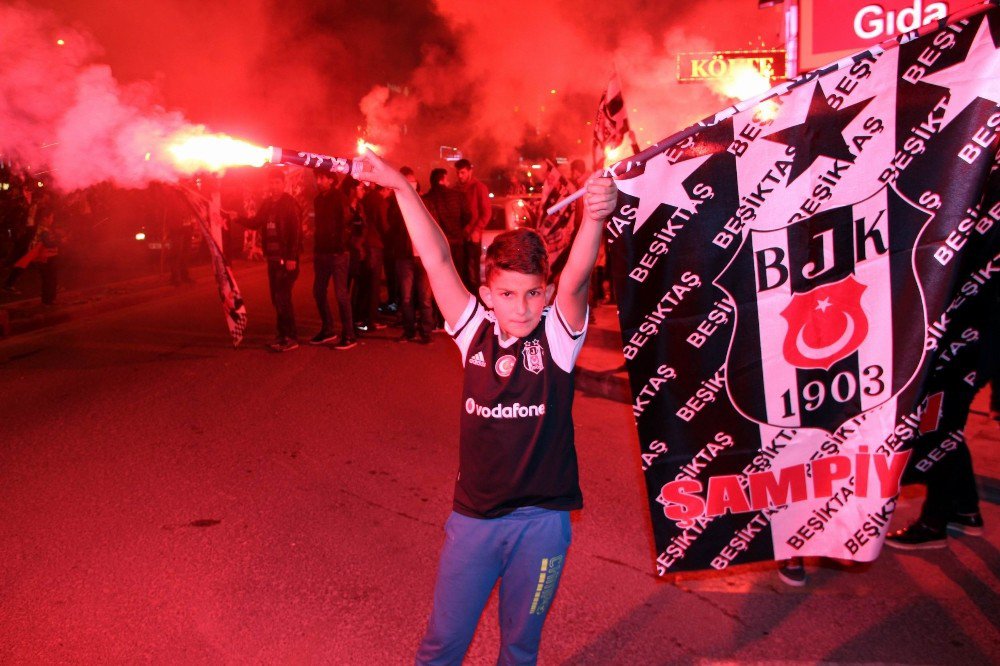 Nevşehir’de Binlerce Taraftar Beşiktaş’ın Şampiyonluğunu Kutladı