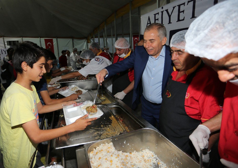 Denizli’de Kurulan İlk İftara Yoğun Katılım