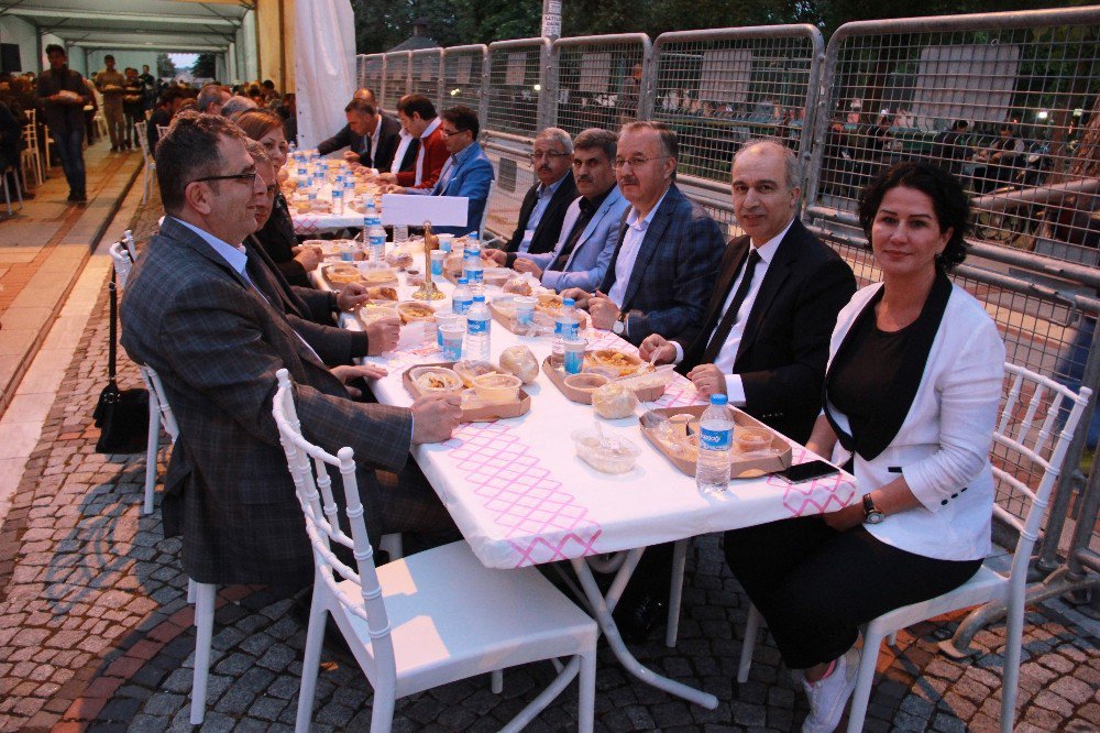 Selimiye’nin Gölgesinde Bin Kişilik İftar