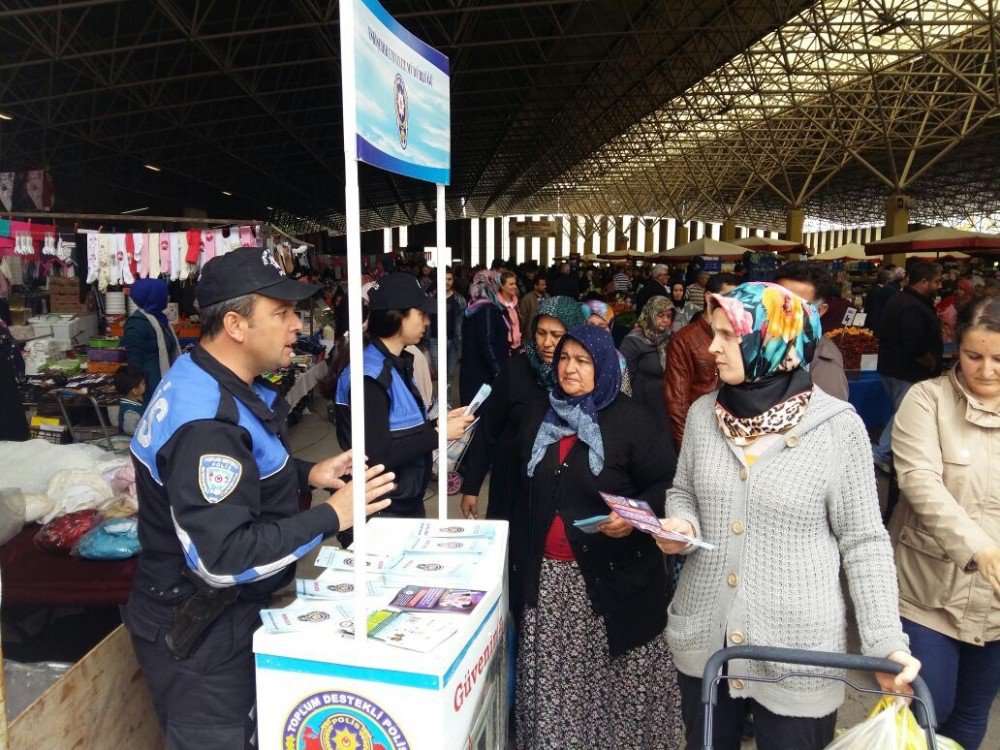 Polis Pazarda Stant Açıp, Broşür Dağıttı