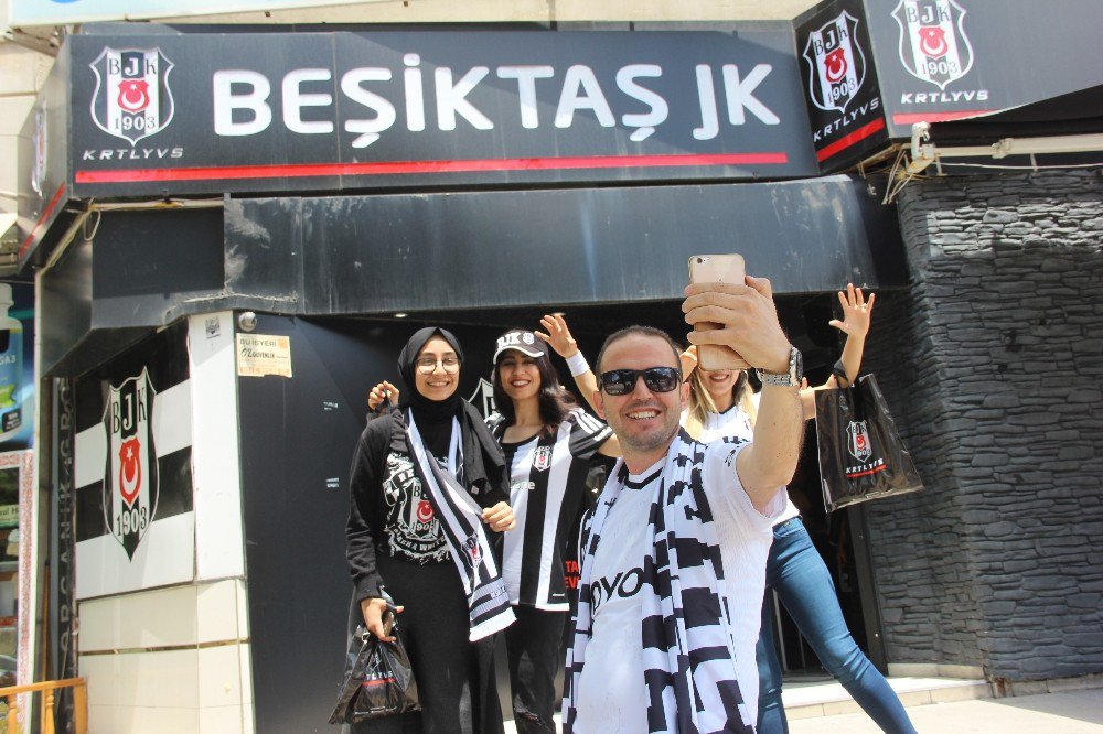 3. Yıldız Öncesi Beşiktaş Taraftarı 2 Yıldızlı Formalara Akın Etti