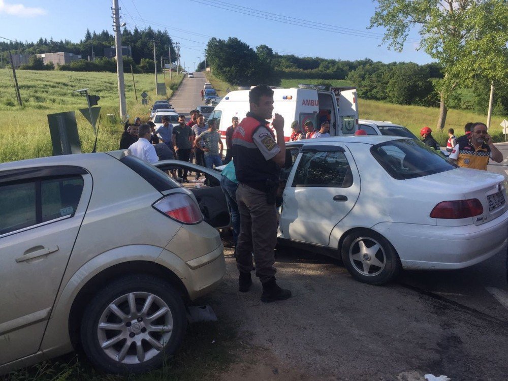 Kocaeli’de İki Otomobil Kafa Kafaya Çarpıştı: 4 Yaralı