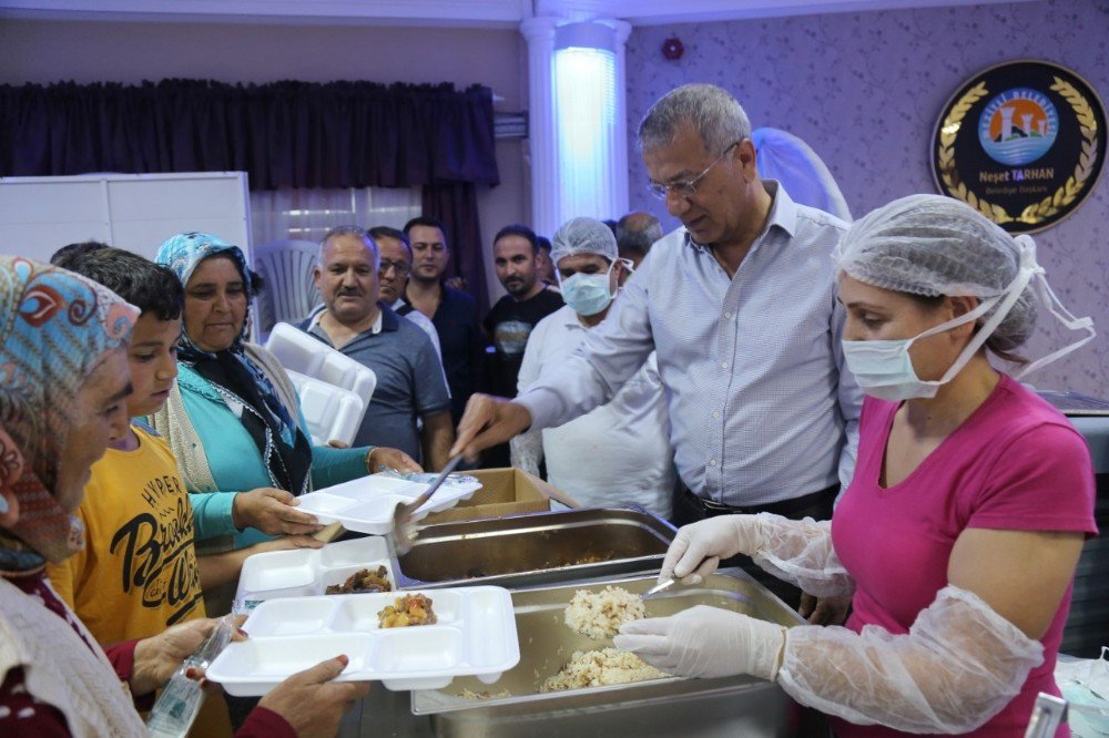 Başkan Tarhan Ramazan Ayının İlk İftarında Vatandaşlarla Buluştu