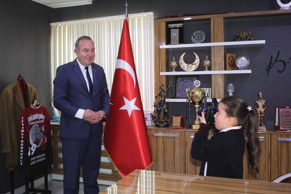 Fotoğraf Tutukunu Yaren Başkan Şahiner’in Fotoğraflarını Çekti