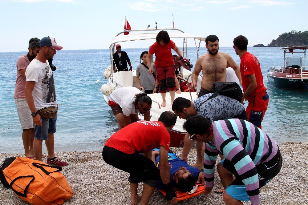 Kayalıklara Düşen Tatilciyi Umke Kurtardı