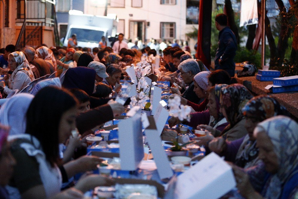 Konak’ta İlk İftar Sofrası Yeşiltepe’de Kuruldu