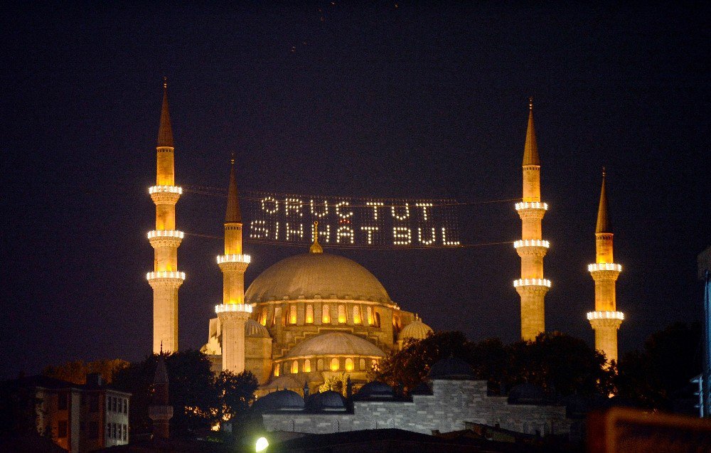 İstanbul’un Minareleri Mahyalarla Süslendi
