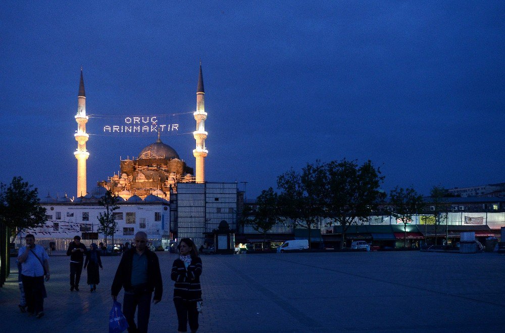 İstanbul’un Minareleri Mahyalarla Süslendi