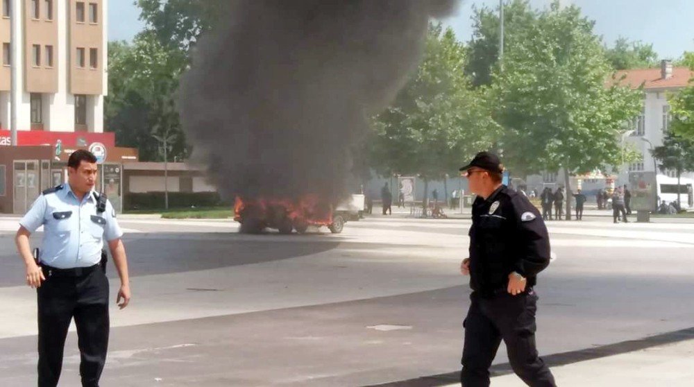 Kamyonetini Benzin Döküp Yaktı