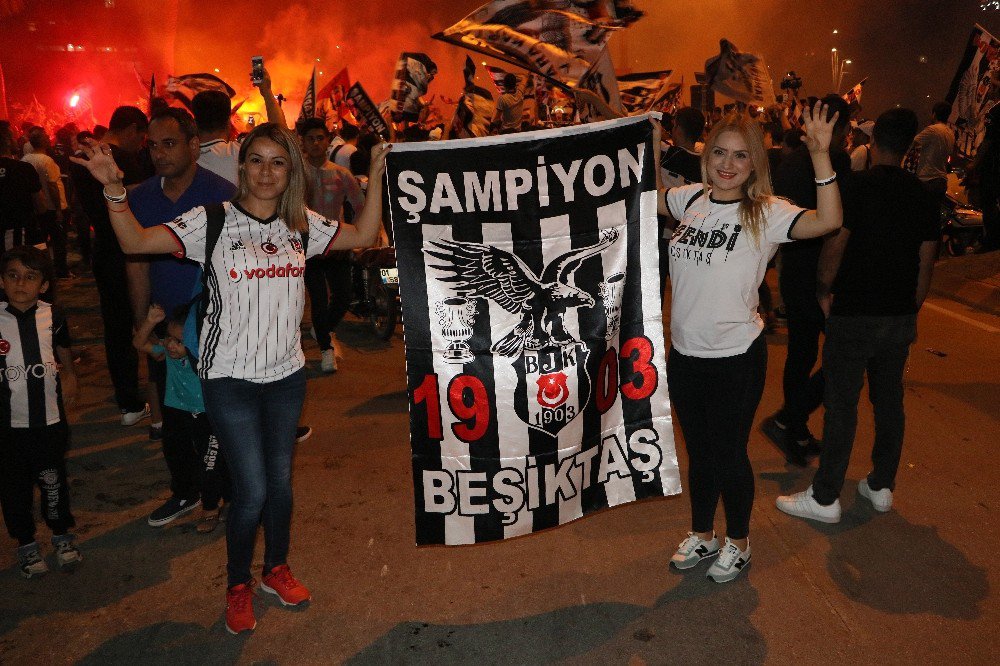 Binlerce Adanalı, Beşiktaş’ın Şampiyonluğunu Kutladı