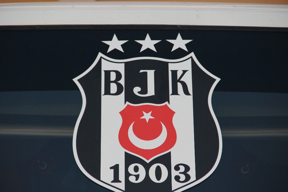 Beşiktaş’ın 3 Yıldızlı Takım Otobüsü Maç Sonunu Bekliyor