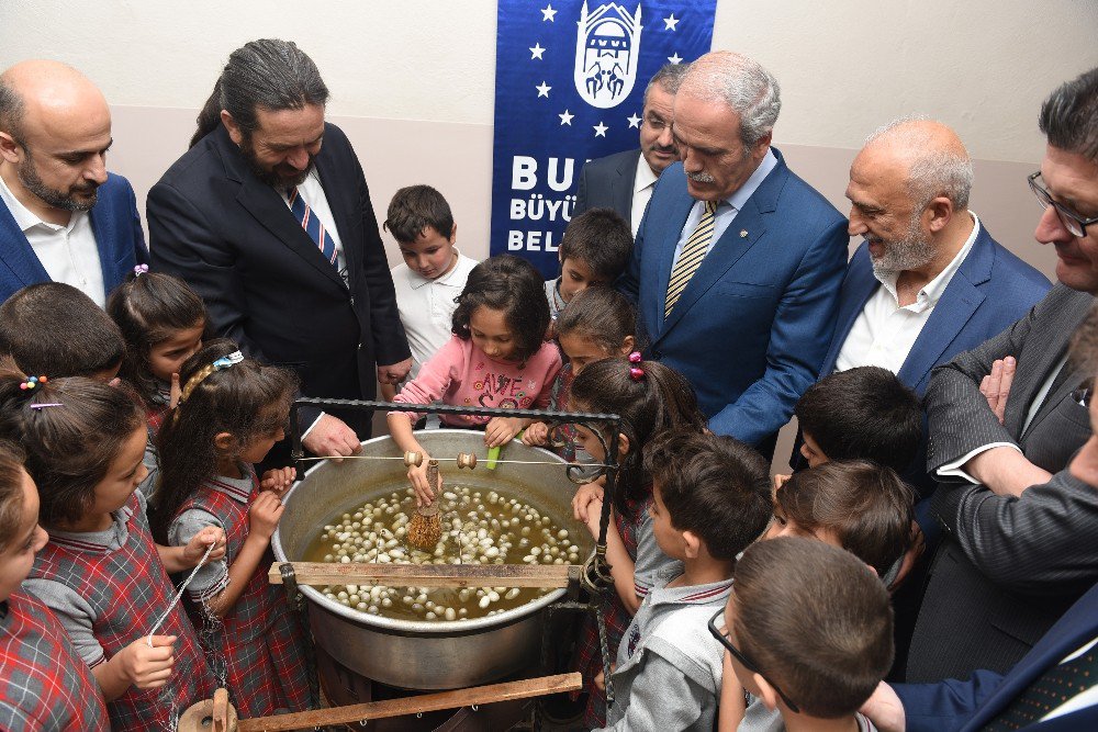 İpek Böceği Minik Ellerde Hayat Buluyor