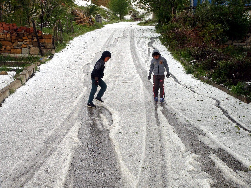 Yozgat’ta 15 Dakika Yağan Yağmur Ve Dolu Hayatı Felç Etti