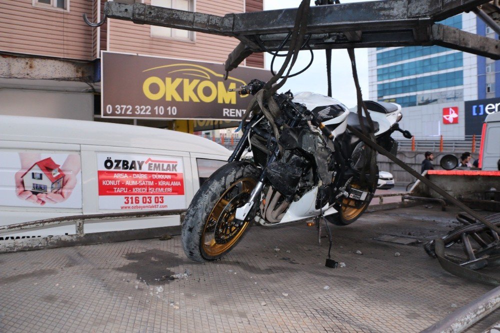 Otomobillere Çarpan Motosiklet Sürücüsü Ağır Yaralandı