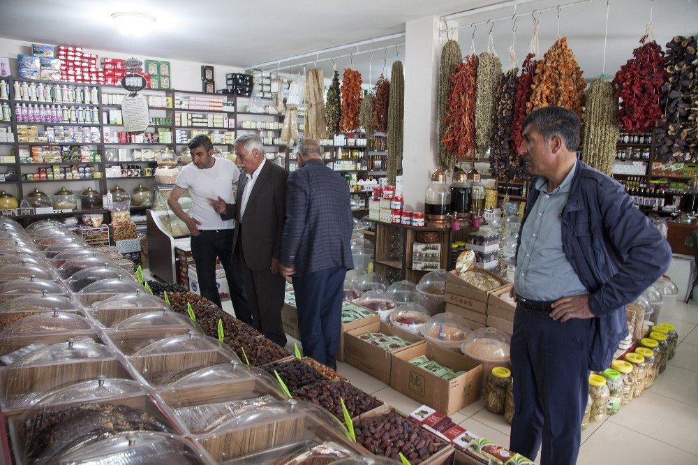 Ahlat’ta En Çok Medine Hurması Satılıyor