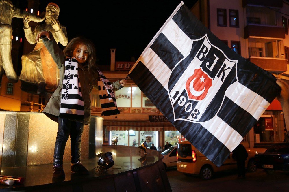 Artvin’de Beşiktaşlı Taraftarlar Şampiyonluğu Kutladı