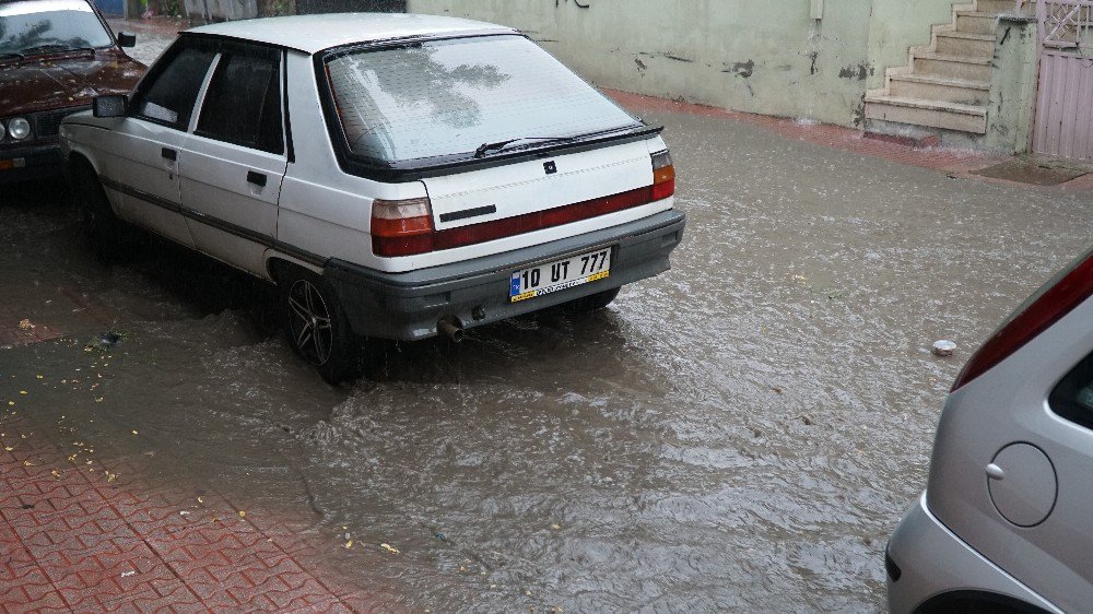 Bigadiç’te Sokaklar Göle Döndü