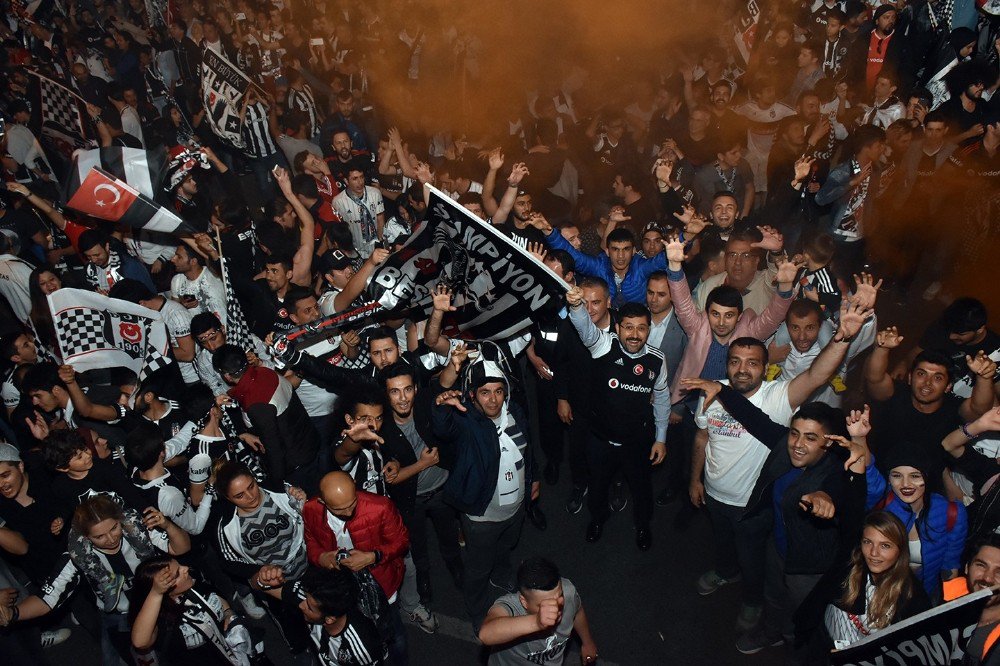 Beşiktaş Belediye Başkanı Hazinedar, Şampiyonluk Kutlamalarına Katıldı