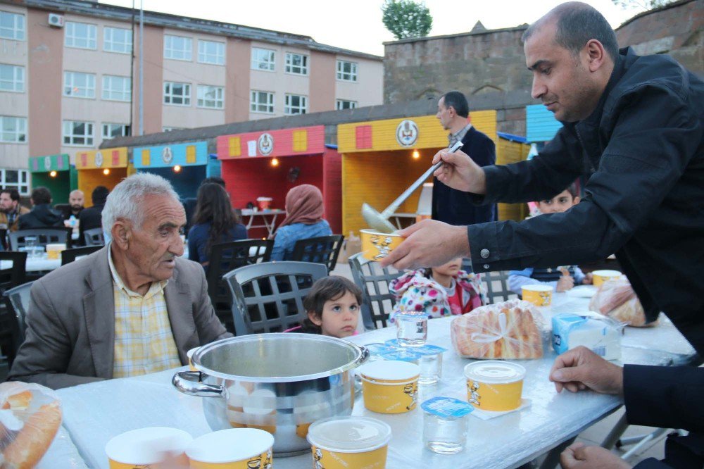 Bitlis’te İftar Çadırına Yoğun İlgi