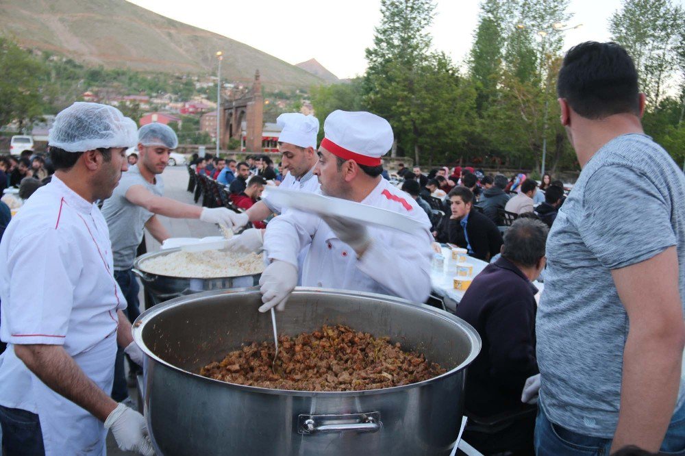 Bitlis’te İftar Çadırına Yoğun İlgi