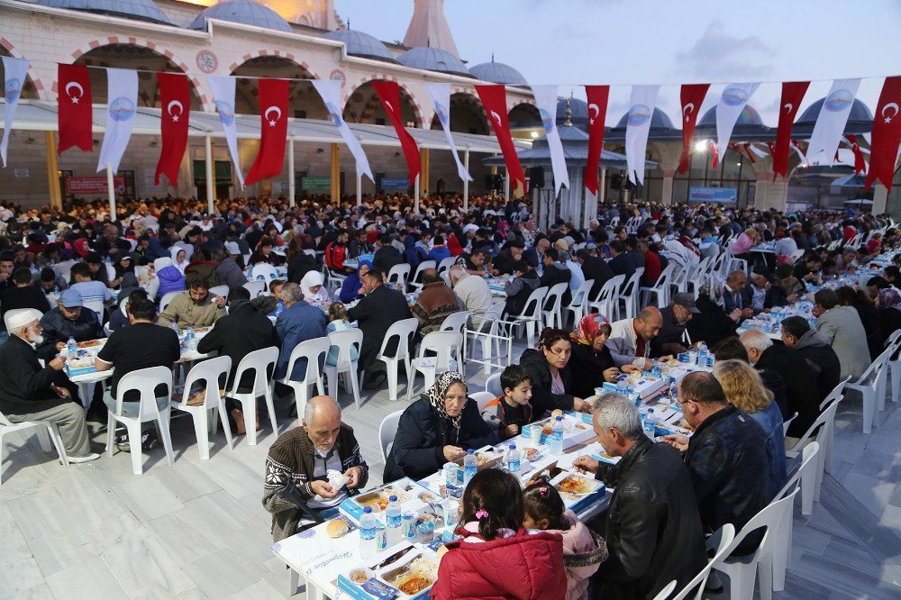 Büyükçekmeceliler, Kuba Camii’ndeki İlk İftarda Buluştu