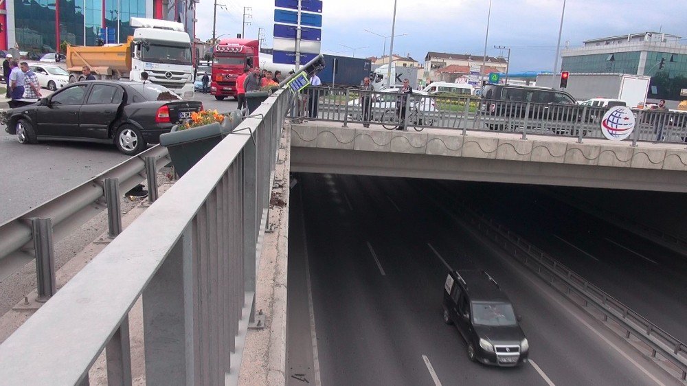 Otomobilin Çarptığı Yaya 10 Metre Yükseklikten Ana Yola Uçtu