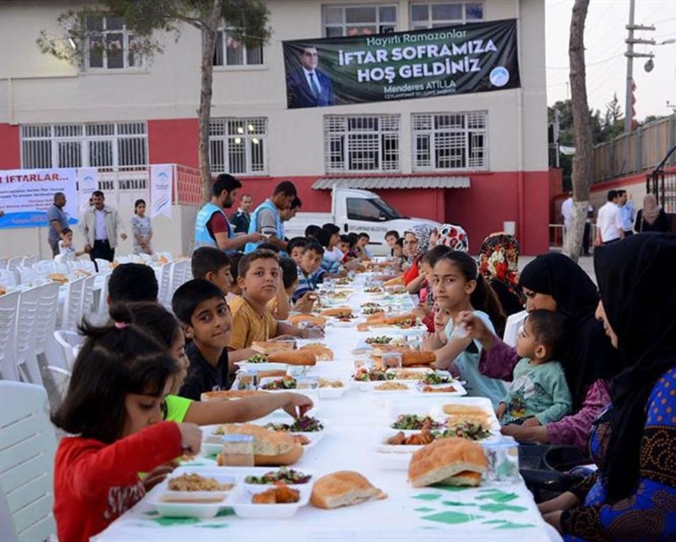 Mahallelerde İftar Sofrası Geleneğine Devam Ediliyor