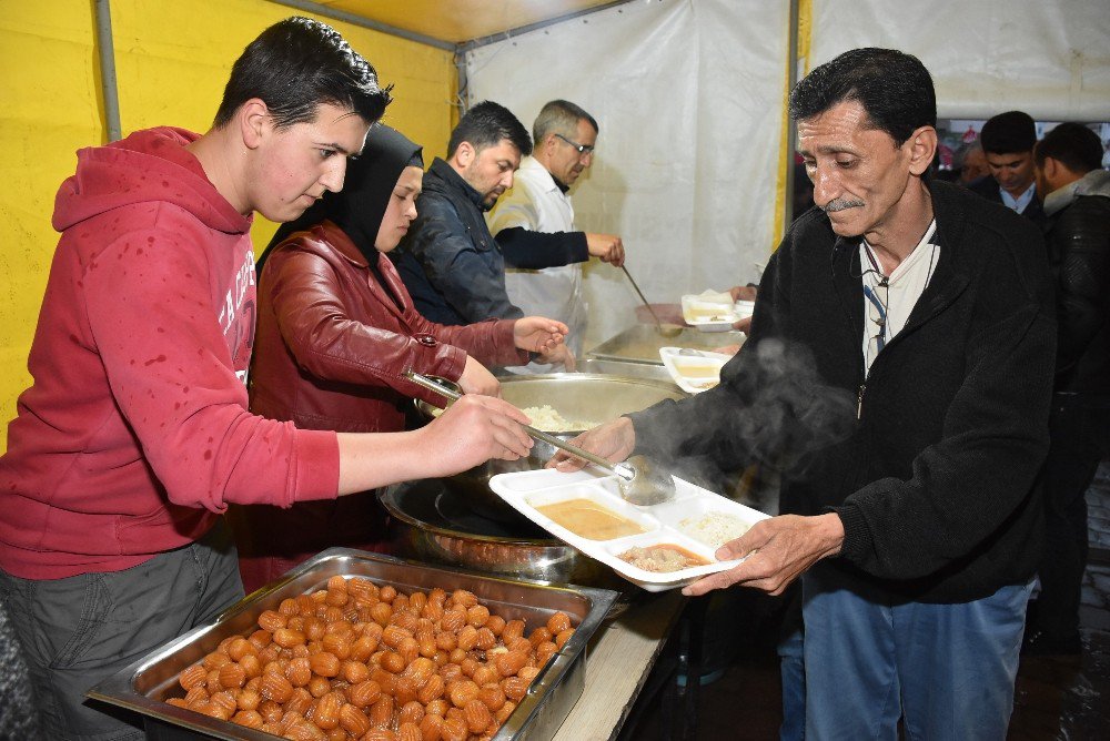 Dursunbey’de İftar Çadırlarına Yoğun İlgi