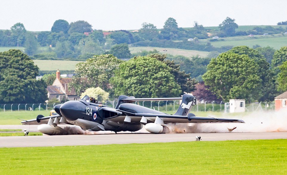 İngiltere’de Uçak Gövde Üstü Piste İndi, Pilot Kurtuldu