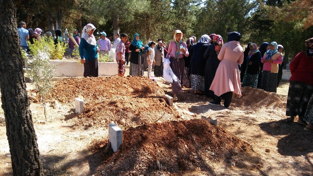 Gaziantep’te Cinnet Kurbanı Anne Ve 2 Kızı Yan Yana Defnedildi