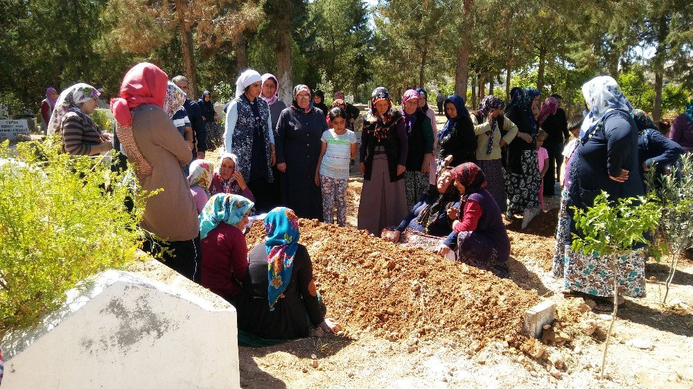 Gaziantep’te Cinnet Kurbanı Anne Ve 2 Kızı Yan Yana Defnedildi