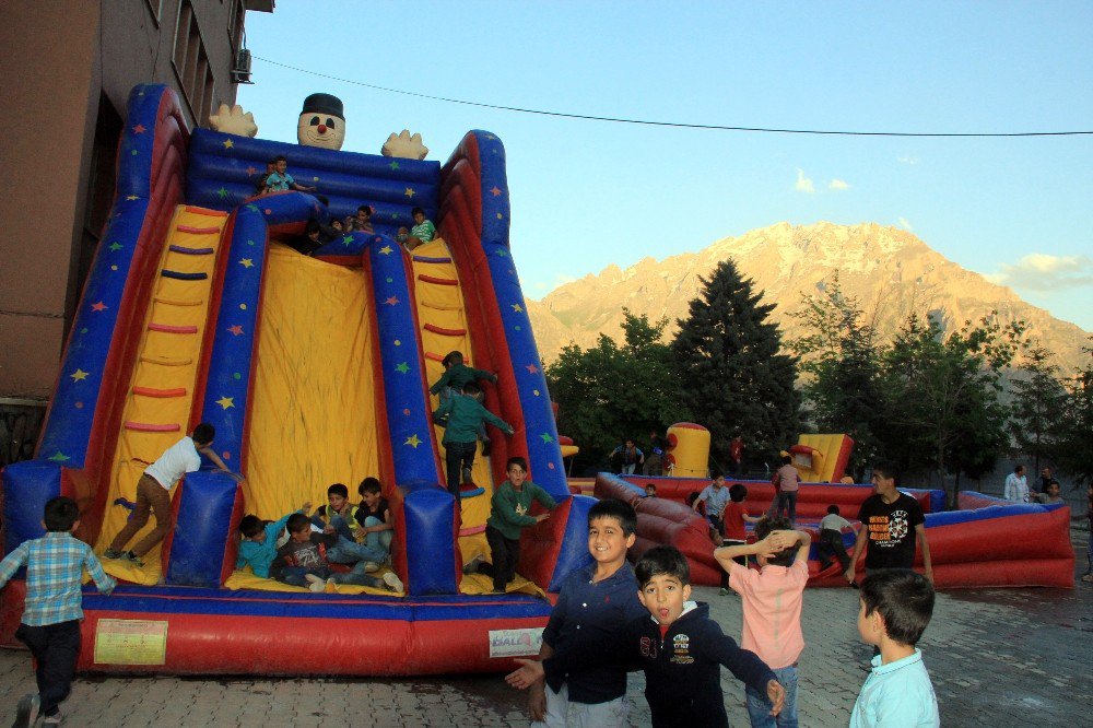 Hakkarili Çocuklar Şişme Oyun Parkını Devirdi