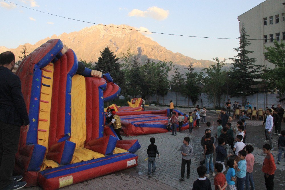 Hakkarili Çocuklar Şişme Oyun Parkını Devirdi